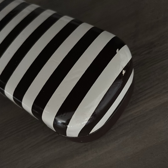 Henri Bendel sunglasses with case - Picture 8 of 9